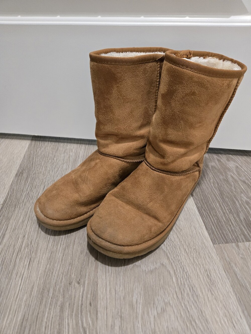 Classic Women's Winter Shearling Boots - Tan
